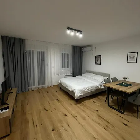 Flyinn Apartman *